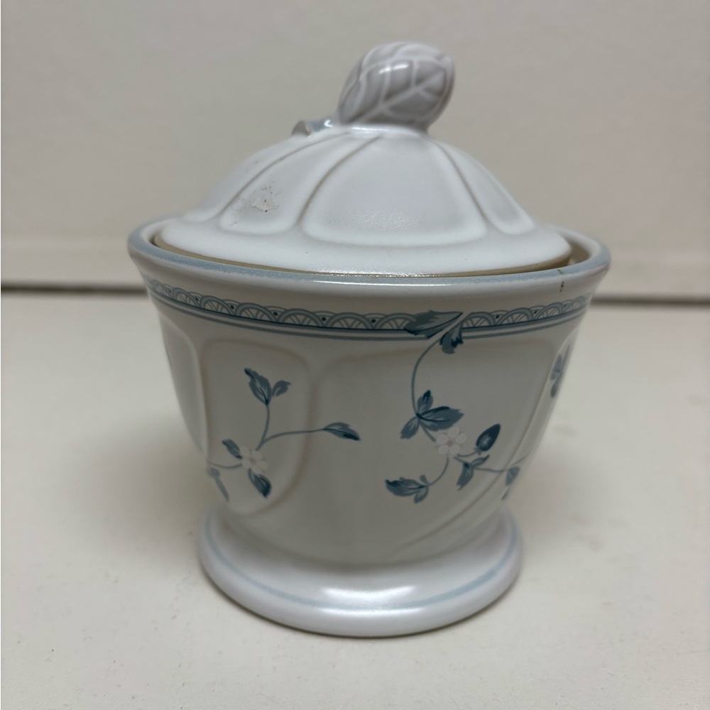 Noritake Strawberry Delight Stoneware sugar bowl
